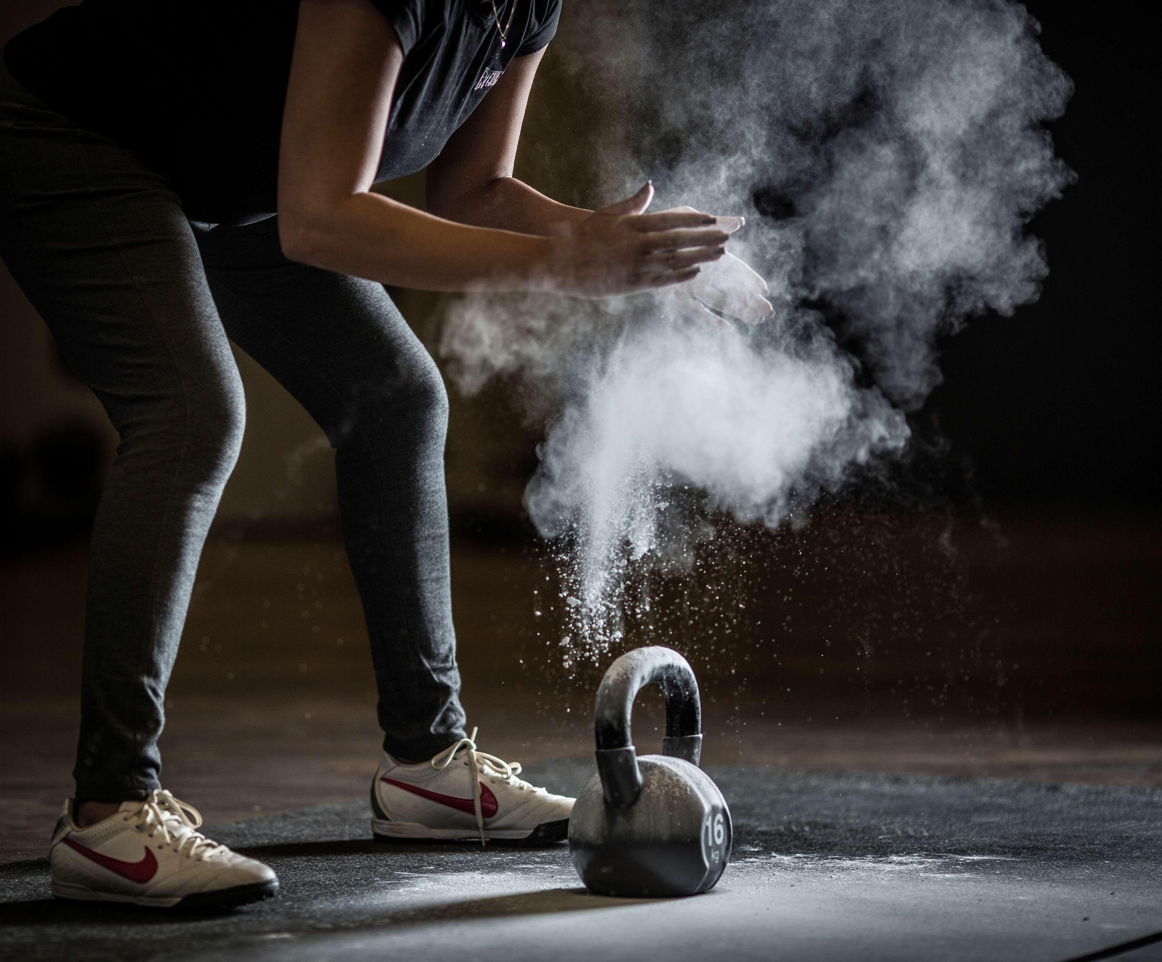 Royal Maxim Palace Kempinski El Cairo Exterior foto Athlete applying magnesium powder