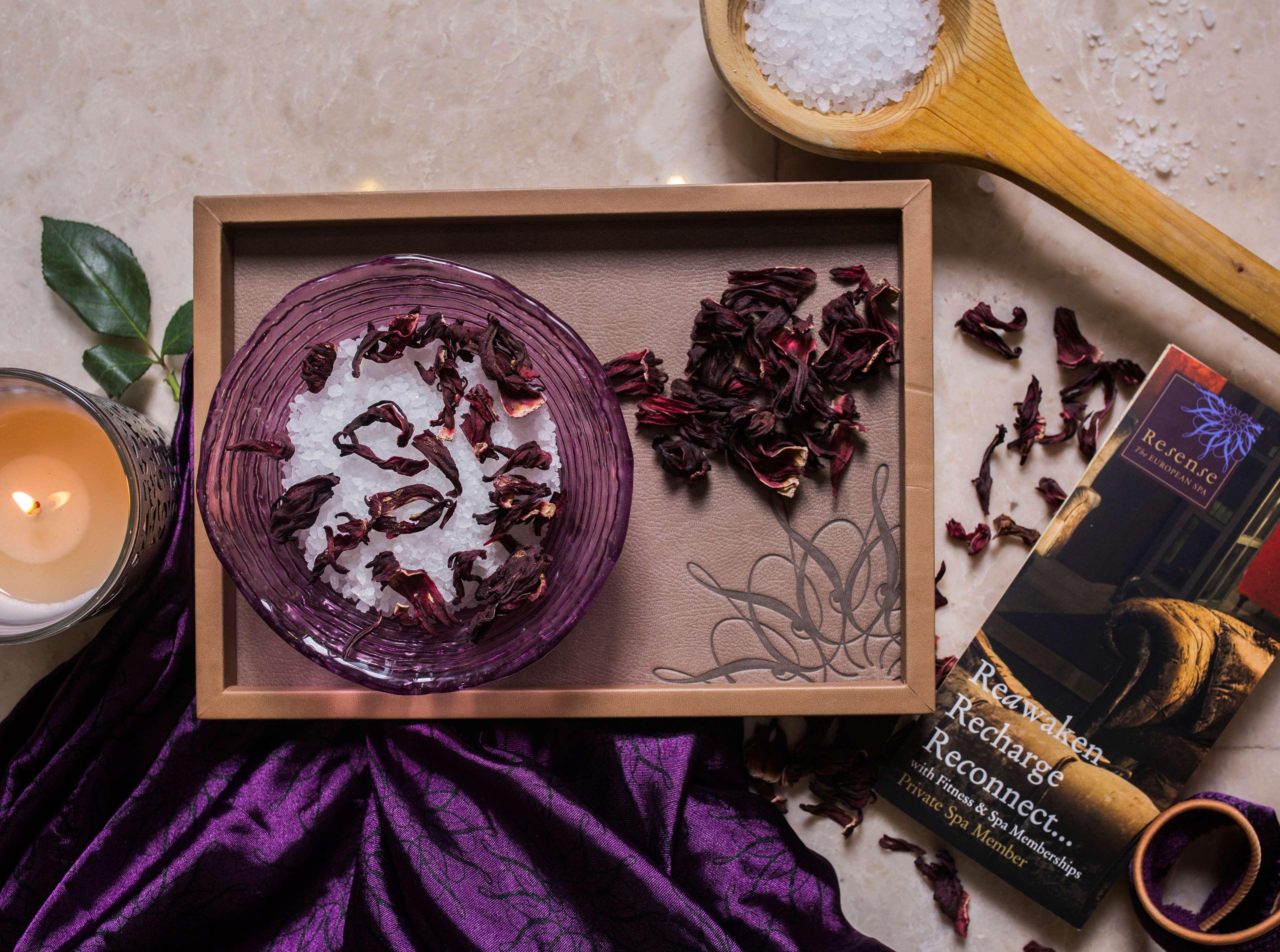Royal Maxim Palace Kempinski El Cairo Exterior foto A spa tray with a candle, bath salts, and a book