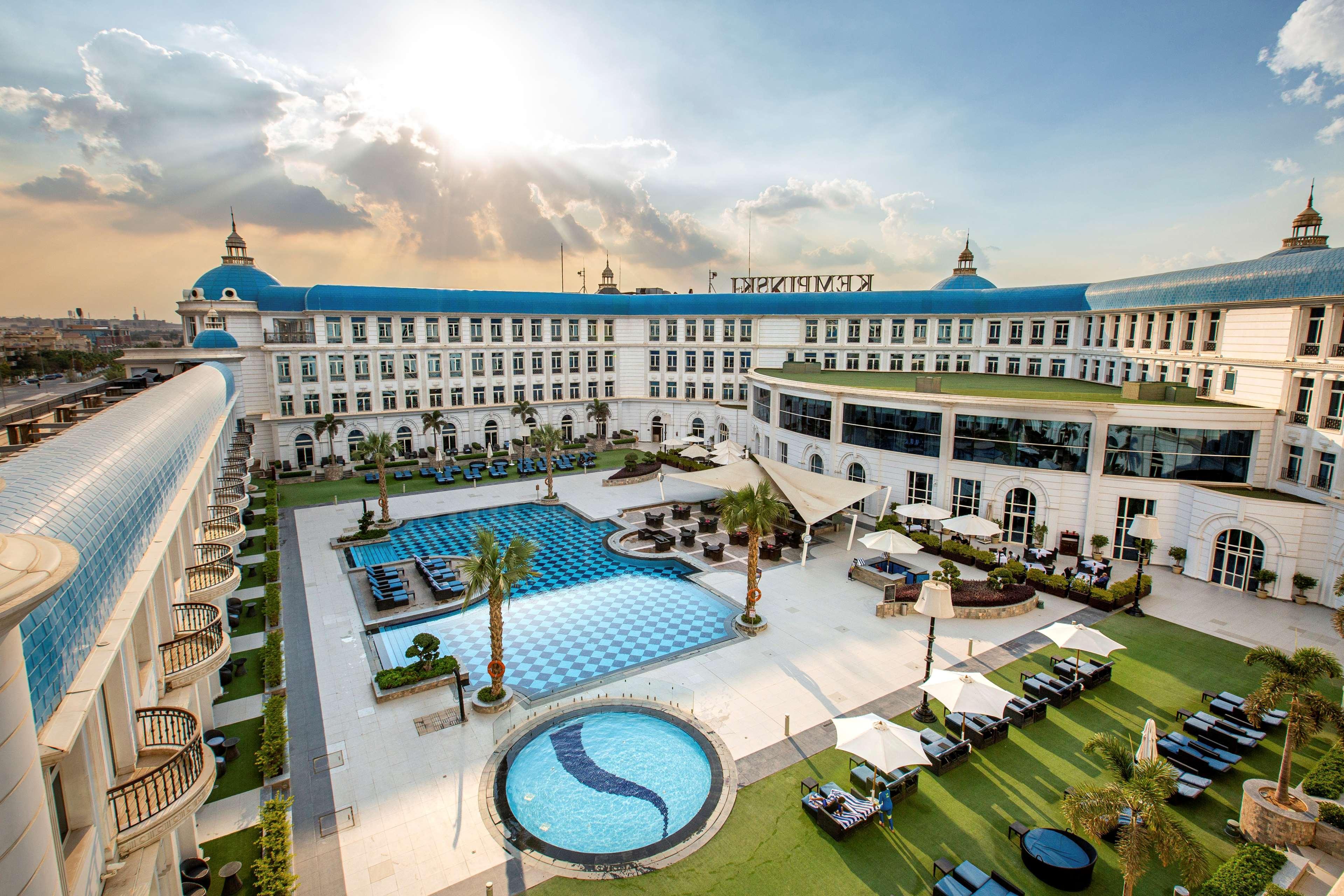 Royal Maxim Palace Kempinski El Cairo Exterior foto The hotel's courtyard
