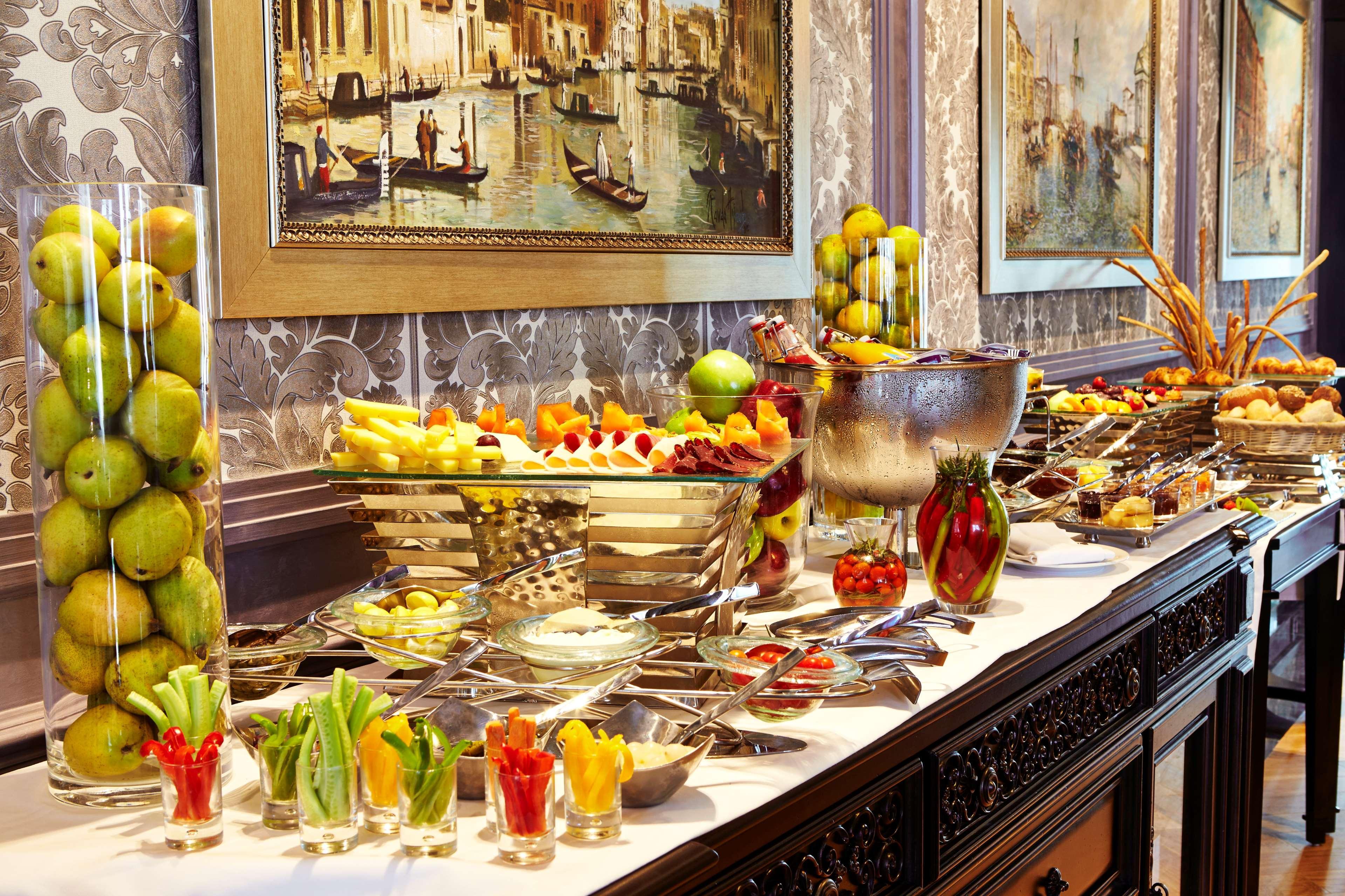 Royal Maxim Palace Kempinski El Cairo Exterior foto A buffet at a hotel