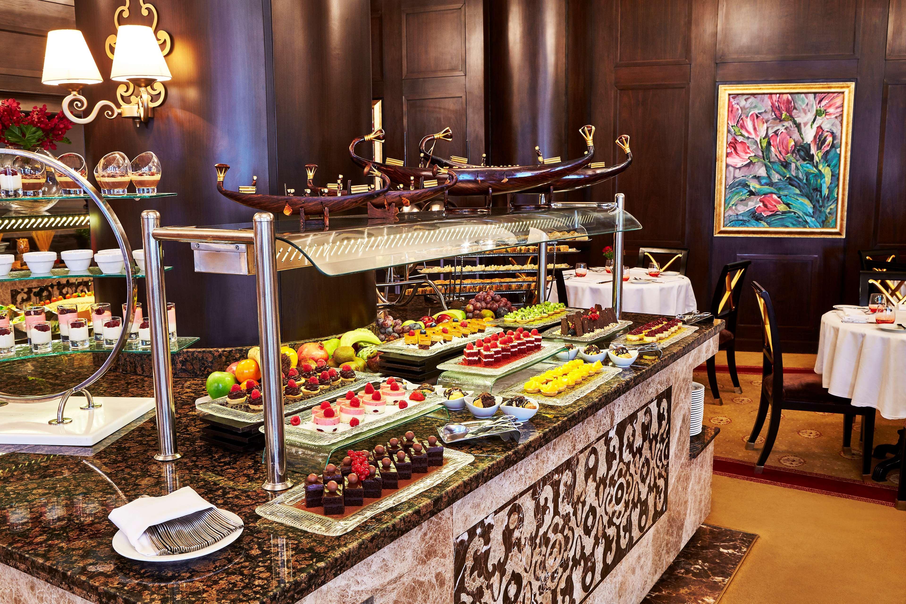 Royal Maxim Palace Kempinski El Cairo Exterior foto A buffet at a hotel