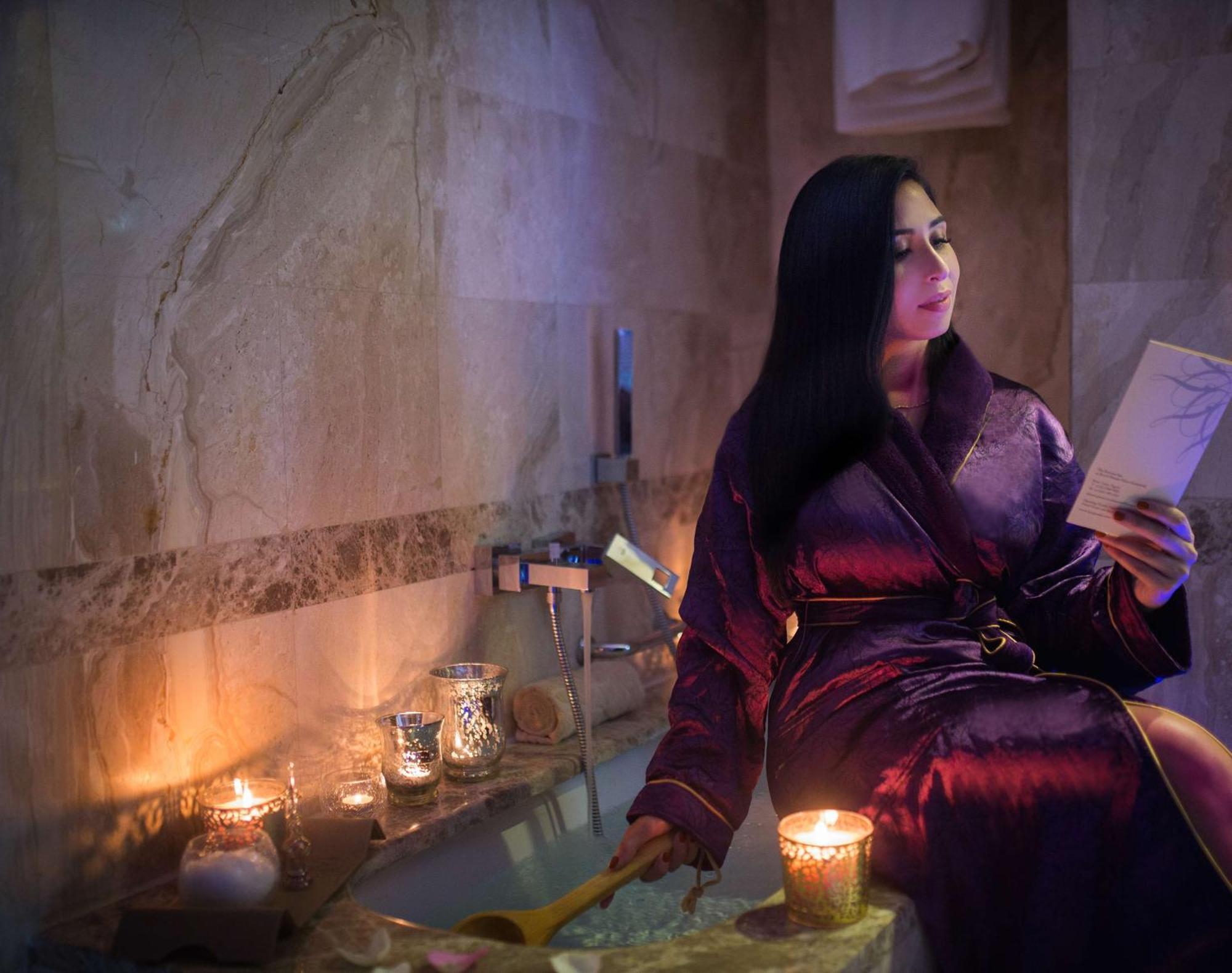 Royal Maxim Palace Kempinski El Cairo Exterior foto A woman in a Turkish bath